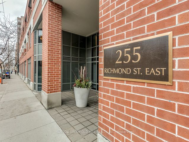 PH2 - 255 Richmond St E