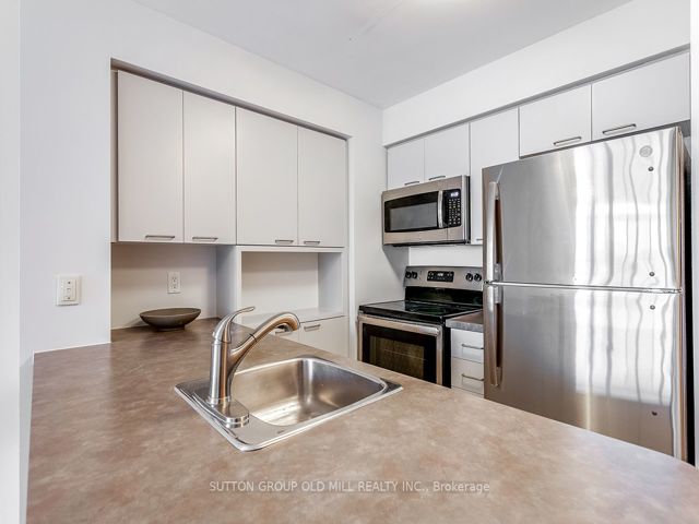 PH2 - 255 Richmond St E