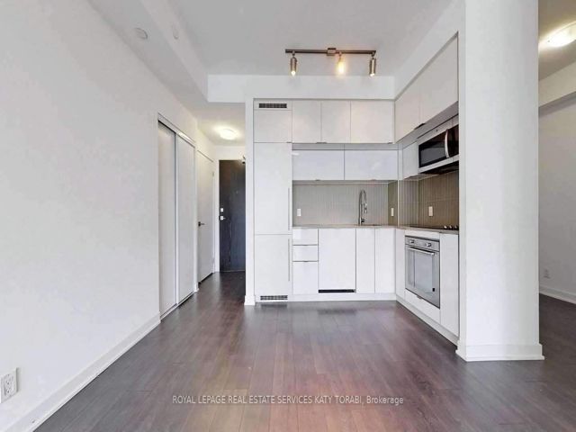 907 - 28 Avondale Ave