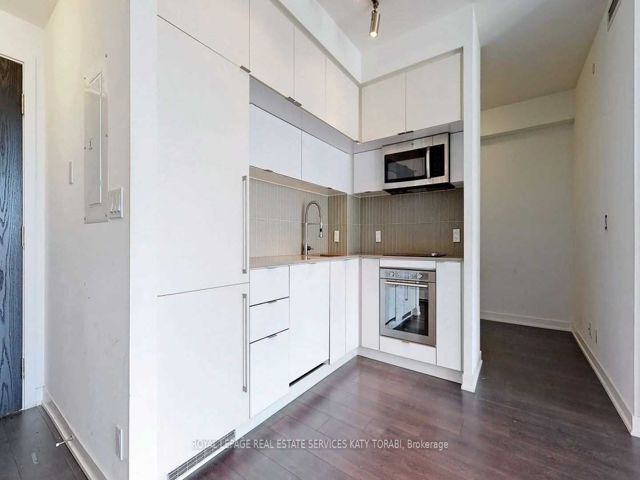 907 - 28 Avondale Ave