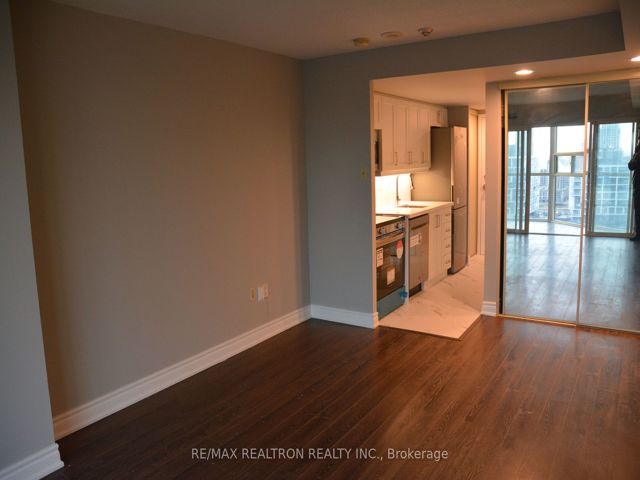 1809 - 705 King St W
