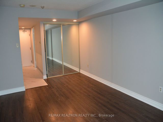 1809 - 705 King St W