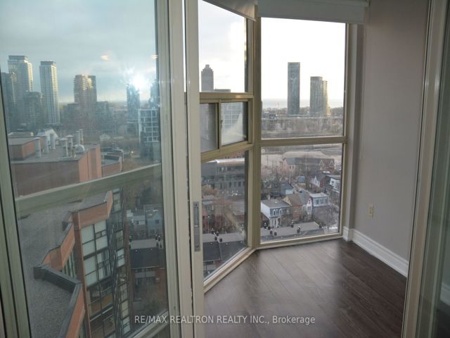 1809 - 705 King St W