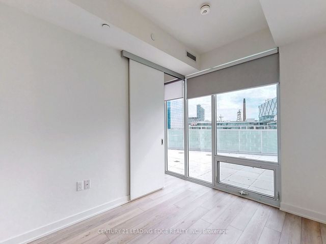 1002 - 15 Queens Quay E