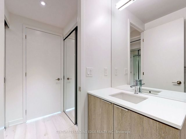 1002 - 15 Queens Quay E