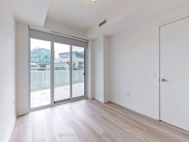 1002 - 15 Queens Quay E