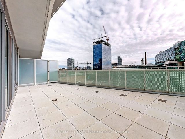 1002 - 15 Queens Quay E