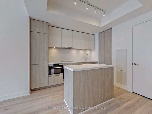 1002 - 15 Queens Quay E