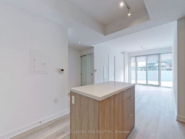 1002 - 15 Queens Quay E