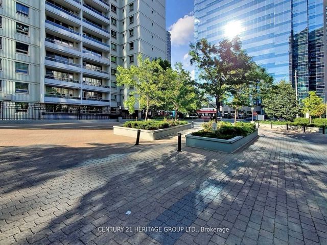 2206 - 5740 Yonge St