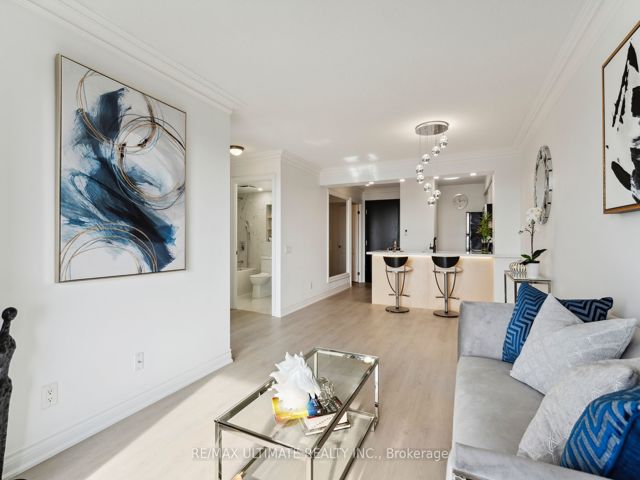 #1008 - 2 Clairtrell Rd