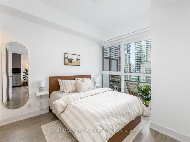808 - 11 Lillian St