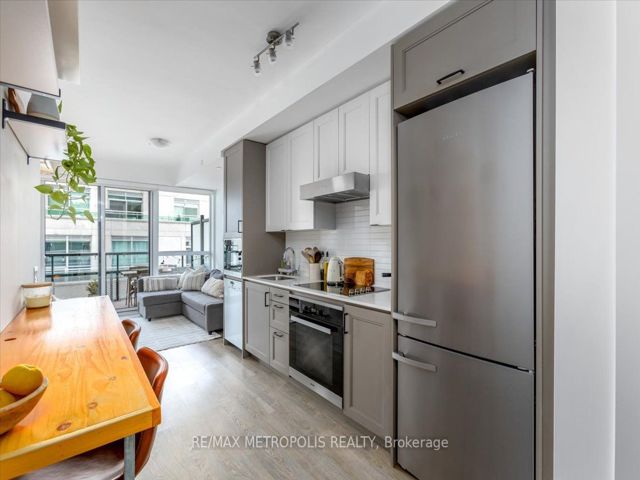 808 - 11 Lillian St