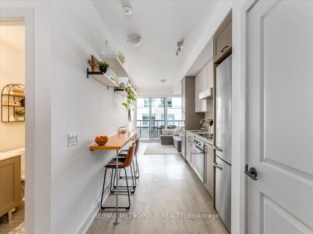 808 - 11 Lillian St