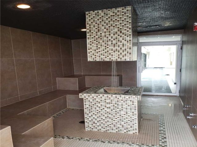 810 - 3018 Yonge St