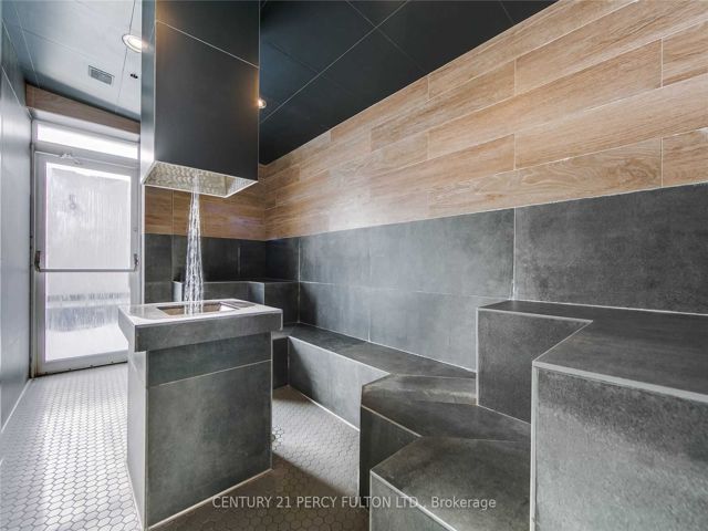 810 - 3018 Yonge St