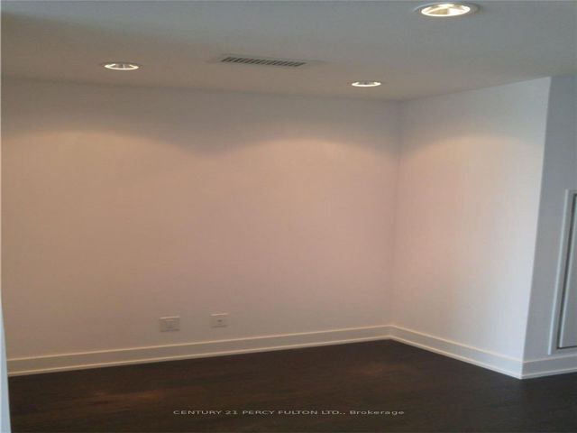 810 - 3018 Yonge St