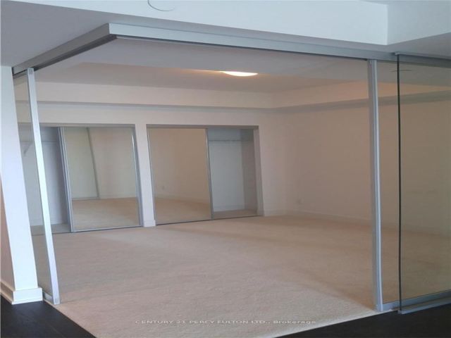 810 - 3018 Yonge St