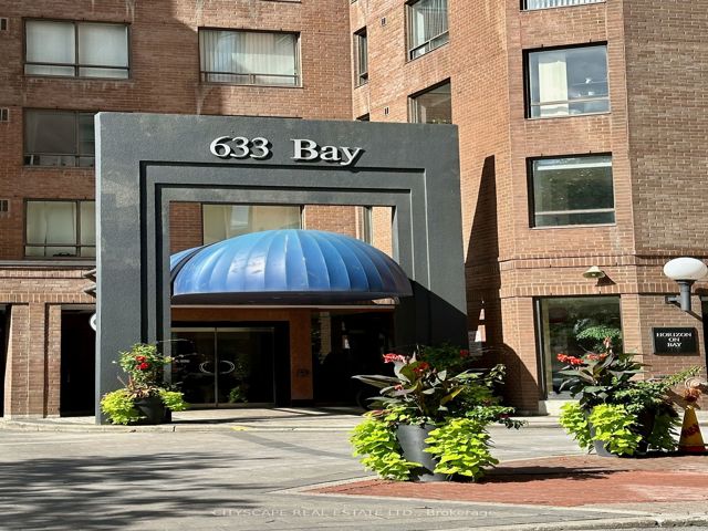922 - 633 Bay St