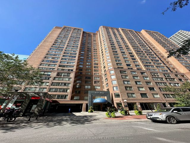 922 - 633 Bay St