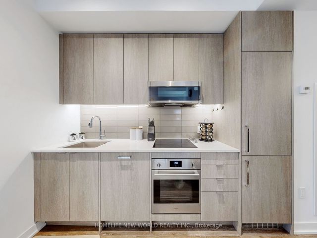 518 - 250 Lawrence Ave
