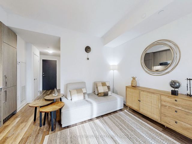 518 - 250 Lawrence Ave