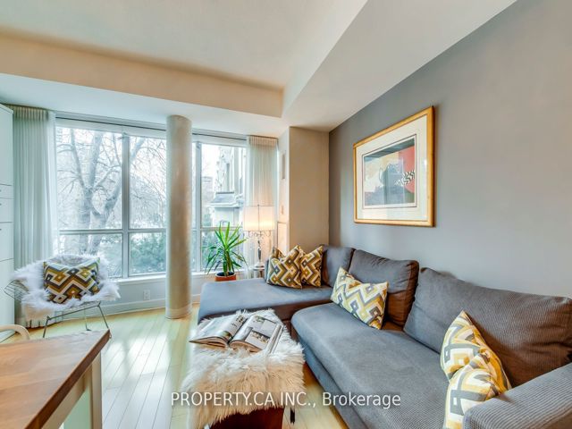 M12 - 350 Wellington St W