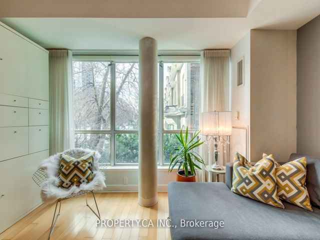 M12 - 350 Wellington St W