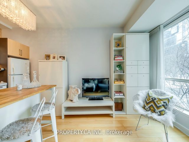 M12 - 350 Wellington St W