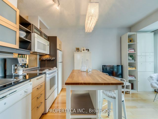 M12 - 350 Wellington St W