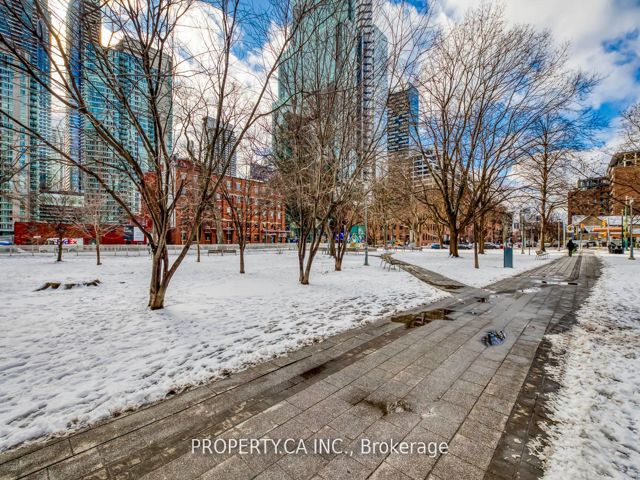 M12 - 350 Wellington St W