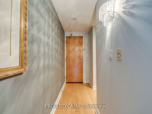 M12 - 350 Wellington St W