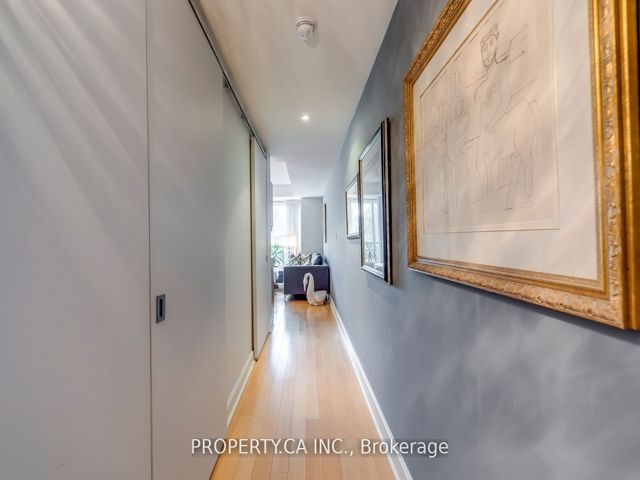 M12 - 350 Wellington St W