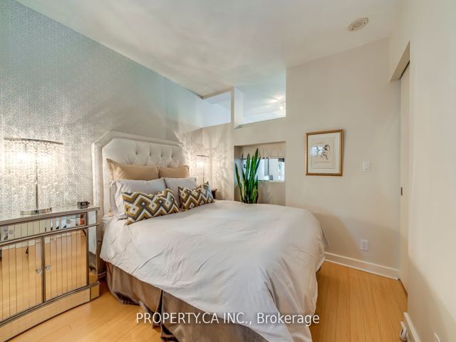 M12 - 350 Wellington St W