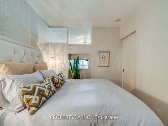 M12 - 350 Wellington St W