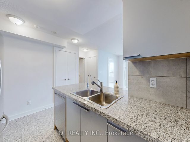 811 - 18 Harrison Garden Blvd