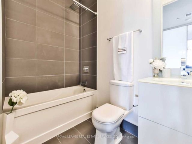 1522 - 111 St Clair Ave W
