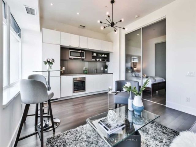 1522 - 111 St Clair Ave W