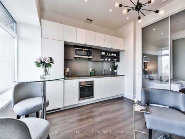 1522 - 111 St Clair Ave W