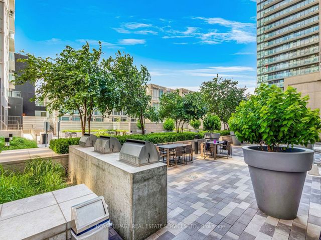 1522 - 111 St Clair Ave W