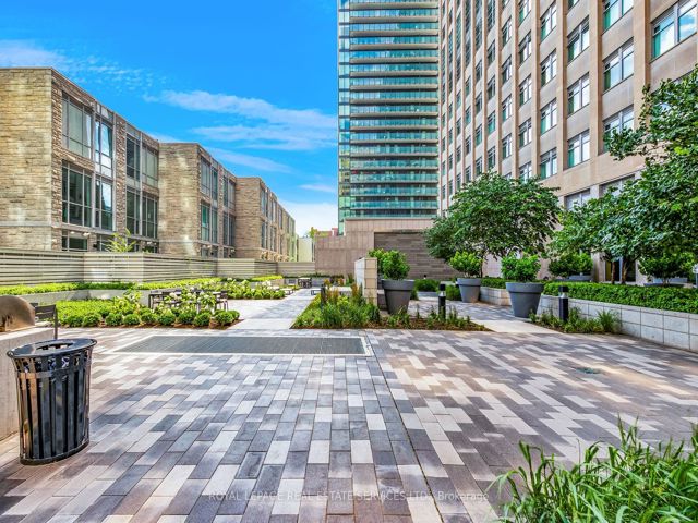 1522 - 111 St Clair Ave W