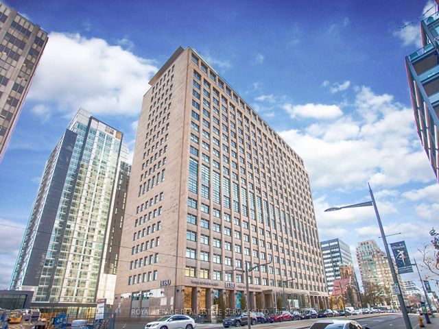1522 - 111 St Clair Ave W