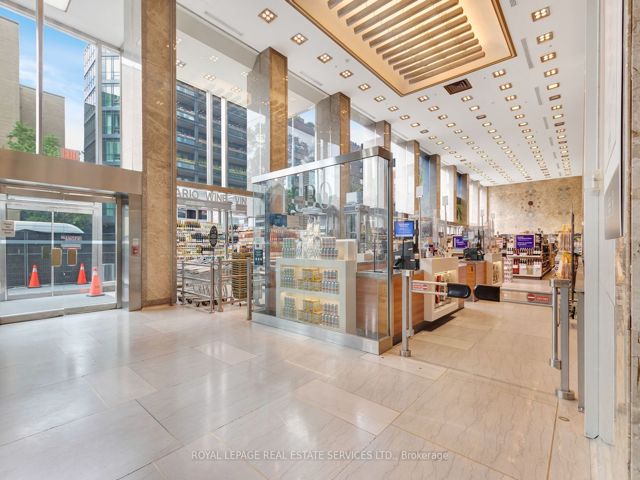 1522 - 111 St Clair Ave W