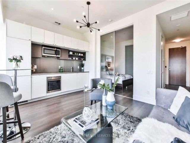 1522 - 111 St Clair Ave W