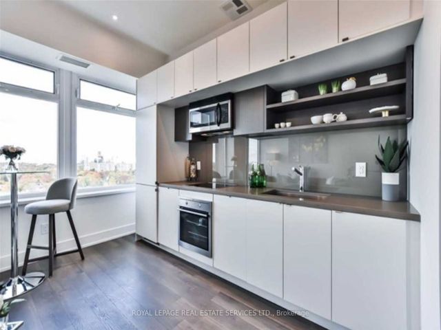 1522 - 111 St Clair Ave W