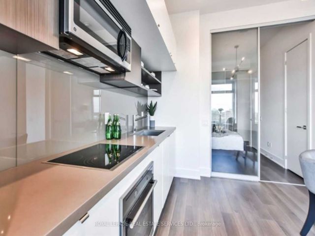 1522 - 111 St Clair Ave W