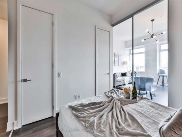 1522 - 111 St Clair Ave W