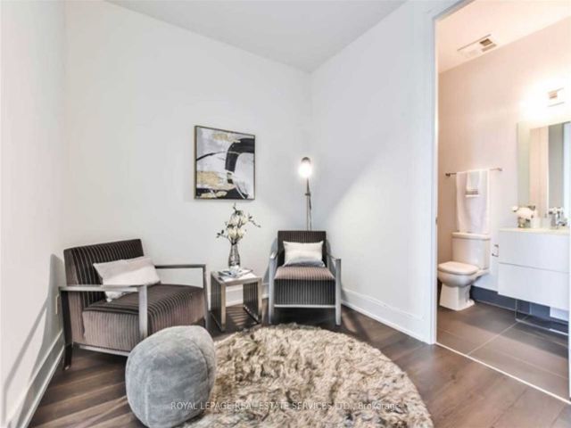 1522 - 111 St Clair Ave W