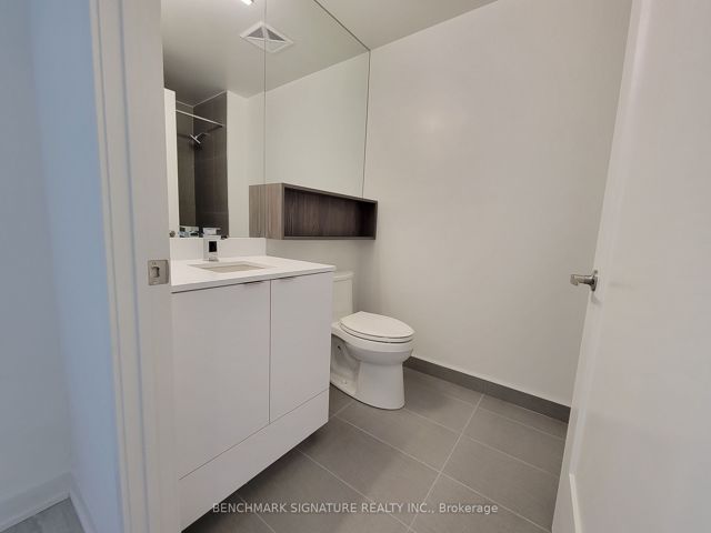 370 SW - 121 Lower Sherbourne St