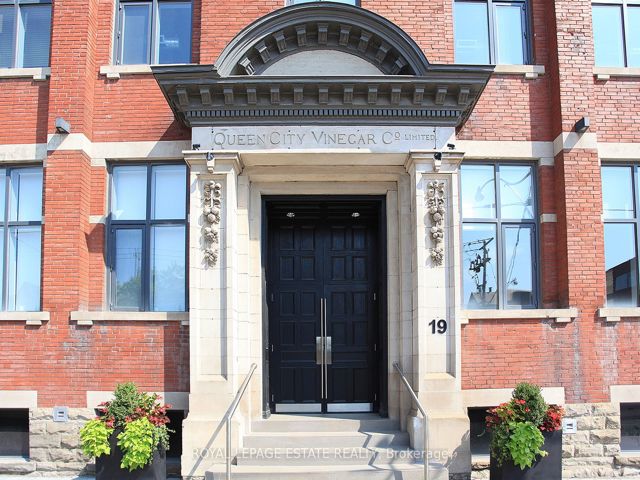 101 - 19 River St